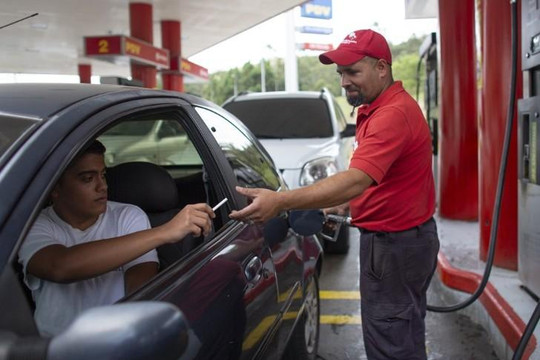 Lạm phát tăng cao, người dân Venezuela mua xăng bằng thuốc lá, gạo...