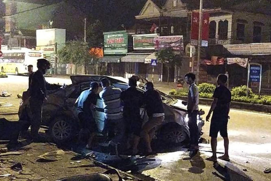 Nghệ An: Xe khách đâm xe con làm 3 người tử vong