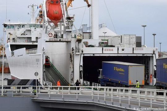 Phát hiện thêm 8 người nhập cư trong xe tải đông lạnh từ Pháp sang Anh