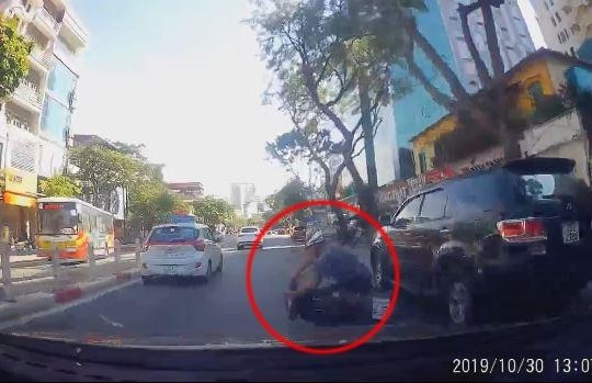 Vừa đi xe máy vừa bấm điện thoại, người đàn ông suýt mất mạng