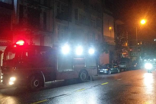 Đà Nẵng: Phá cửa cuốn cứu 3 người mắc kẹt trong đám cháy lúc rạng sáng