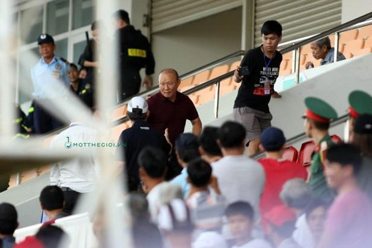 U.21 tuyển chọn Việt Nam thua phút bù giờ trong ngày thầy Park dự khán