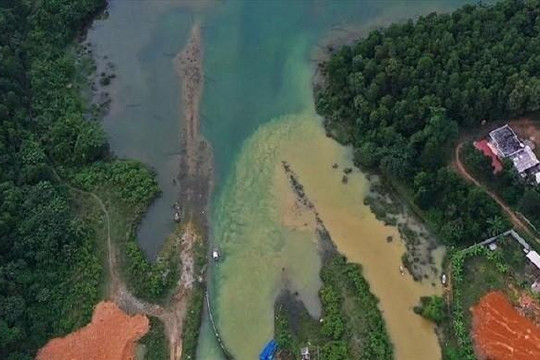 Phát hiện Công ty nước sông Đà xả nước súc rửa bể chứa ra suối Đồng Bãi