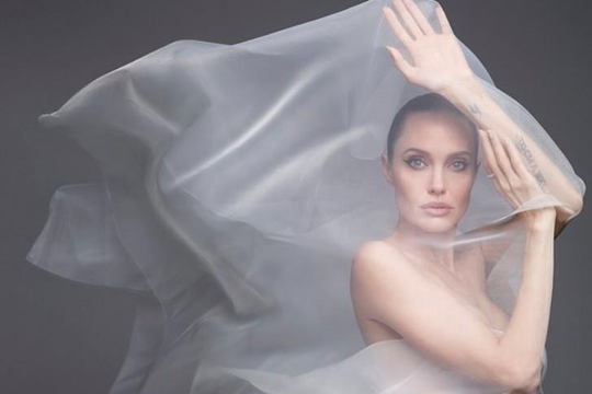 Angelina Jolie chụp ảnh khoả thân gợi cảm 