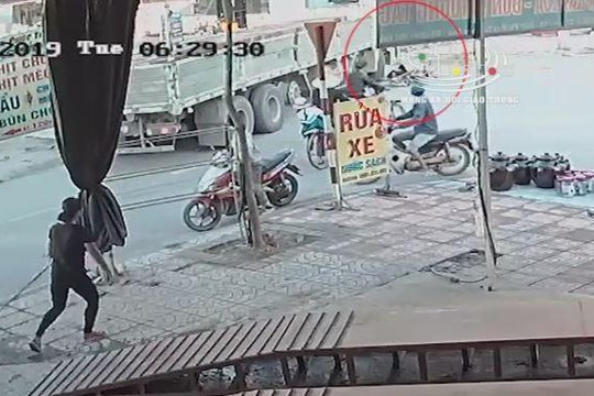 Vượt đầu xe tải đang vào cua, người phụ nữ đi xe đạp suýt bị cán chết