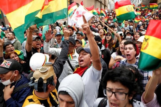 Biểu tình Bolivia: Quân đội không giúp đỡ, Tổng thống gặp khó