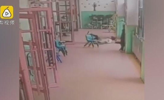 Phẫn nộ cảnh cô giáo đạp vào bụng khiến học sinh ngã ra hành lang