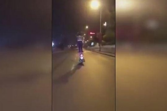 Biểu diễn đứng trên xe máy đang chạy, thanh niên ngã lộn xuống đường