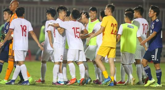 Clip hậu trường: U.19 Việt Nam ăn mừng trong phòng thay đồ khi giành vé vào VCK châu Á 2020