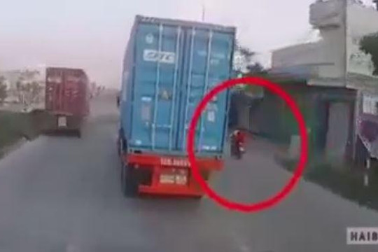 Chạy xe máy tạt đầu container, nam thanh niên tông vào dải phân cách