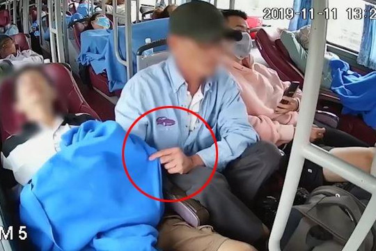 Lợi dụng hành khách ngủ say, người đàn ông thò tay vào túi quần trộm tiền