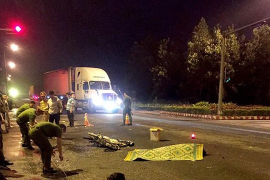 Đà Nẵng: Vượt đèn đỏ, nam sinh bị container tông tử vong