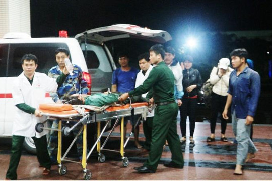 Cứu sống ngư dân Quảng Ngãi bị thương nặng trên biển Quảng Bình