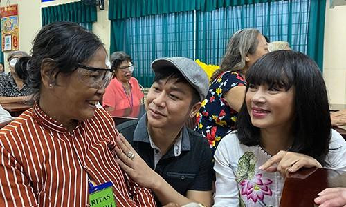 Việt Trinh mừng tuổi mới bằng việc giúp 200 người nghèo mổ mắt