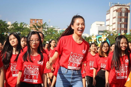Hoa hậu Trần Tiểu Vy 'Nhảy! Vì sự tử tế' với hàng ngàn sinh viên 