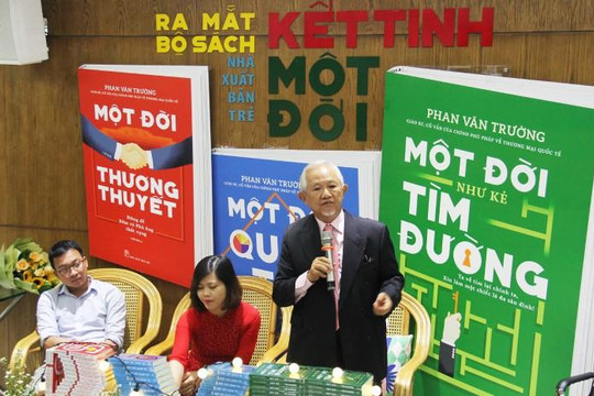 GS Phan Văn Trường ra mắt bộ sách 'Kết tinh một đời' dịp 20.11