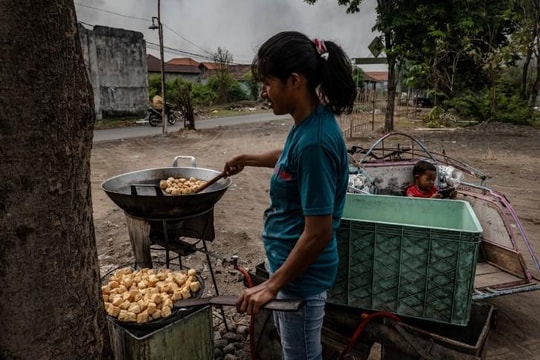 Một làng quê ở Indonesia: Chất độc Dioxin từ những lò nấu đậu hũ bằng rác từ Mỹ 