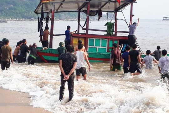 Cứu kịp thời 3 ngư dân bị chìm thuyền trên biển Hà Tĩnh