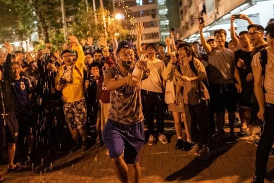 Phe ủng hộ Dân chủ ăn mừng chiến thắng lịch sử trong cuộc bỏ phiếu ở Hồng Kông
