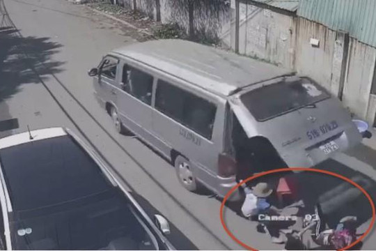 Clip ô tô ôm cua gấp làm 3 học sinh Đồng Nai ngồi sau văng xuống đường