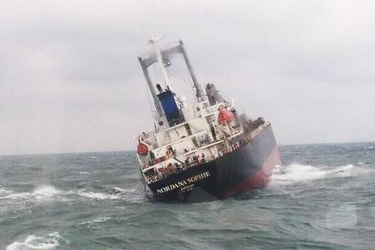 Tàu Thái Lan gặp nạn trên biển Hà Tĩnh, 180 tấn dầu bắt đầu tràn