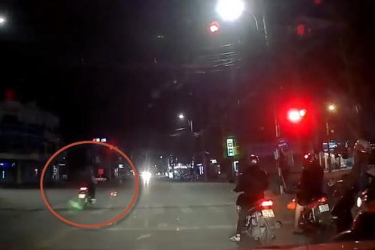 Clip tổ lái gặp nạn khi chở bạn vượt đèn đỏ tông móp đầu ô tô bật đèn pha
