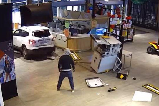 2 tên trộm dùng ô tô đâm nát cây ATM để lấy tiền
