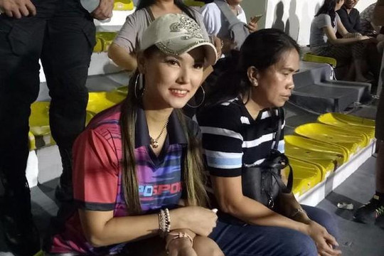 Sao nữ JAV Maria Ozawa cùng hai vệ sĩ lặng lẽ đến sân xem Việt Nam thắng Indonesia 