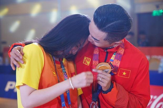 Clip: Khánh Thi khóc nức nở vui mừng vì Phan Hiển giành HCV tại SEA Games 30