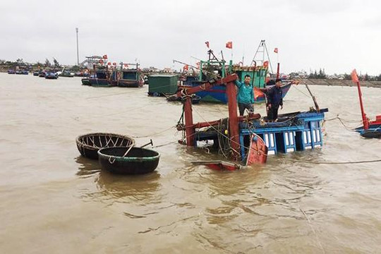 Hà Tĩnh: Sóng lớn đánh chìm tàu cá neo đậu trong bến