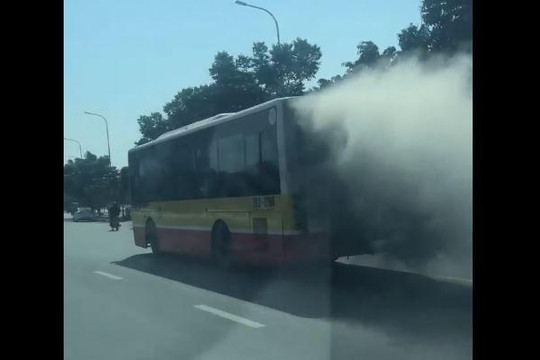 Clip xe buýt vừa đi trên đường vừa xả khói mù mịt