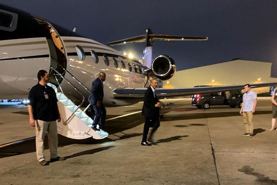 Cựu Tổng thống Mỹ Obama bất ngờ đáp chuyên cơ riêng xuống sân bay Tân Sơn Nhất