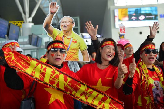 Hàng ngàn cổ động viên đáp máy bay qua Manila tiếp lửa U.22 Việt Nam