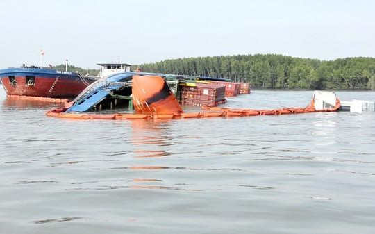 Trục vớt container trên sông Lòng Tàu: 2 thợ lặn hôn mê, 3 người mất tích