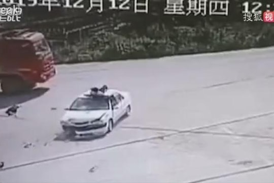 Va chạm mạnh trên đường, thanh niên đi xe máy văng lên nóc ô tô