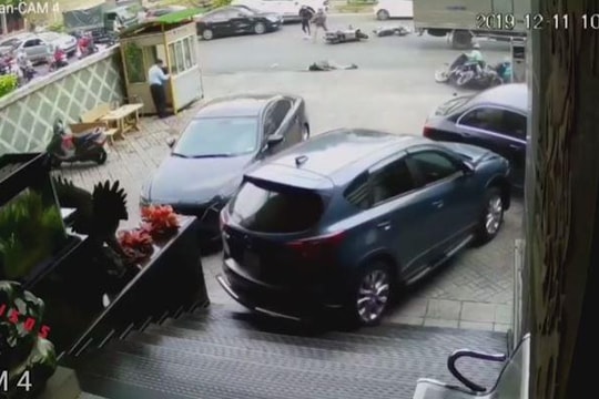 Ô tô 'điên' tông liên hoàn nhiều xe máy, người nằm la liệt trên đường