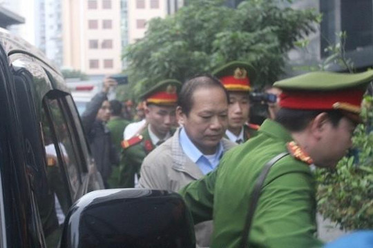 Hình ảnh dẫn giải các bị cáo Nguyễn Bắc Son, Trương Minh Tuấn... vụ AVG đến tòa