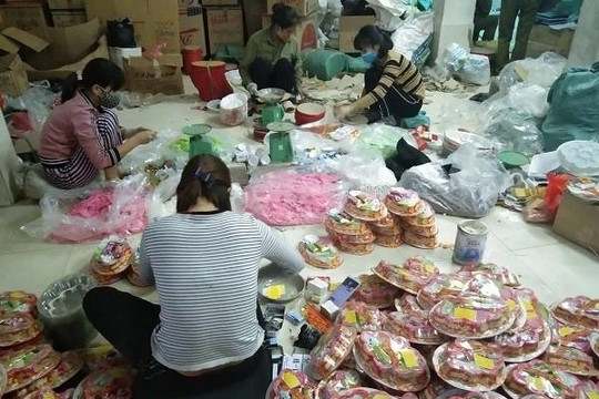 Thu giữ hàng nghìn hộp bánh, mứt tết tại 'thủ phủ' bánh kẹo nhái La Phù