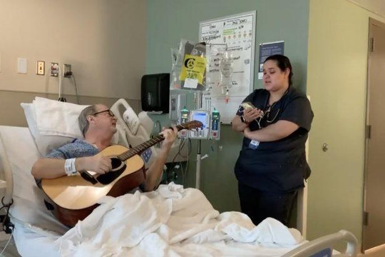 Cảm động với bản nhạc kinh điển về Giáng sinh được song ca bởi bệnh nhân ung thư và cô y tá