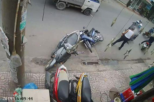 Băng trộm xe máy xịt hơi cay vào người dân khi bị phát giác