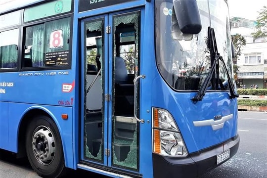 Tài xế xe buýt bị tấn công ở TP.HCM: ‘Họ dồn tôi đến đường cùng’