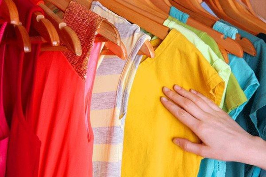 Cách giặt quần áo mới mua để không bị lem màu