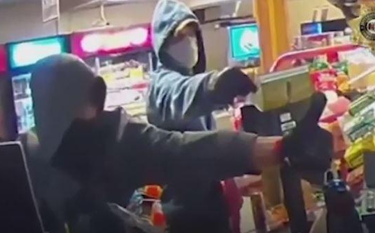 2 thanh niên dùng súng trường đi cướp cửa hàng tiện lợi