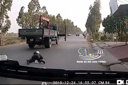 Xe tải gắn cẩu thò chân ra ngoài, quật ngã người phụ nữ đi xe máy