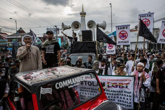 Cuộc ‘săn lùng’ các giáo viên ngoại quốc LGBT của chính phủ Indonesia