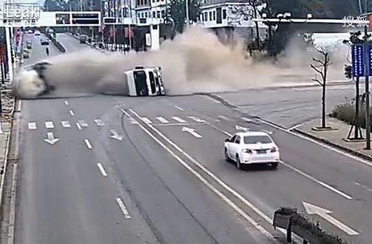 Xe trộn bê tông lật giữa giao lộ, thùng bồn lao thẳng vào vỉa hè