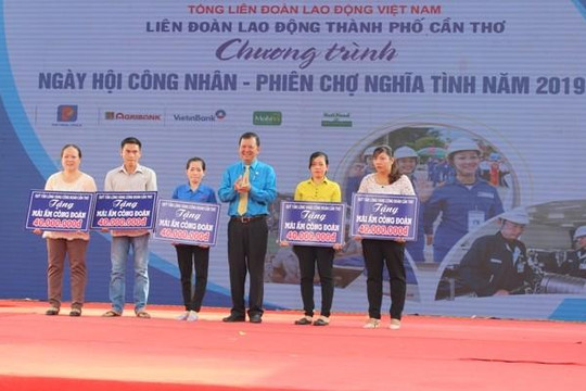 Cần Thơ: Tặng 300 vé xe cho người lao động về quê đón Tết