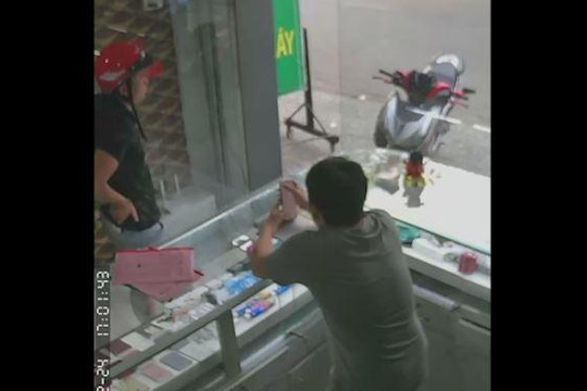 Kẻ gian trộm điện thoại tinh vi trước mặt chủ cửa hàng