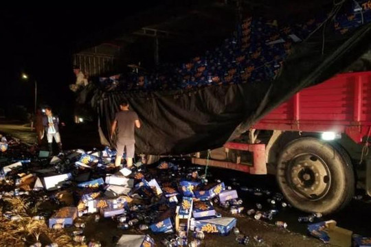 Dân Đồng Nai giúp gom gần 600 thùng bia bị đổ xuống đường