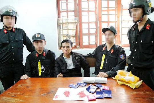 Bắt đối tượng mang 6.000 viên hồng phiến từ Nghệ An sang Hà Tĩnh 